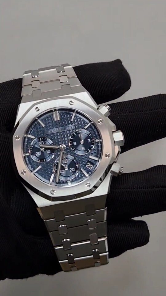 Instagram post from averstimewatches. This post is in position 5.